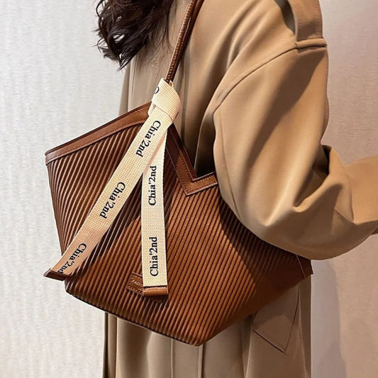 BOLSO DE HOMBRO TRIANGULAR VALENTINA 2024