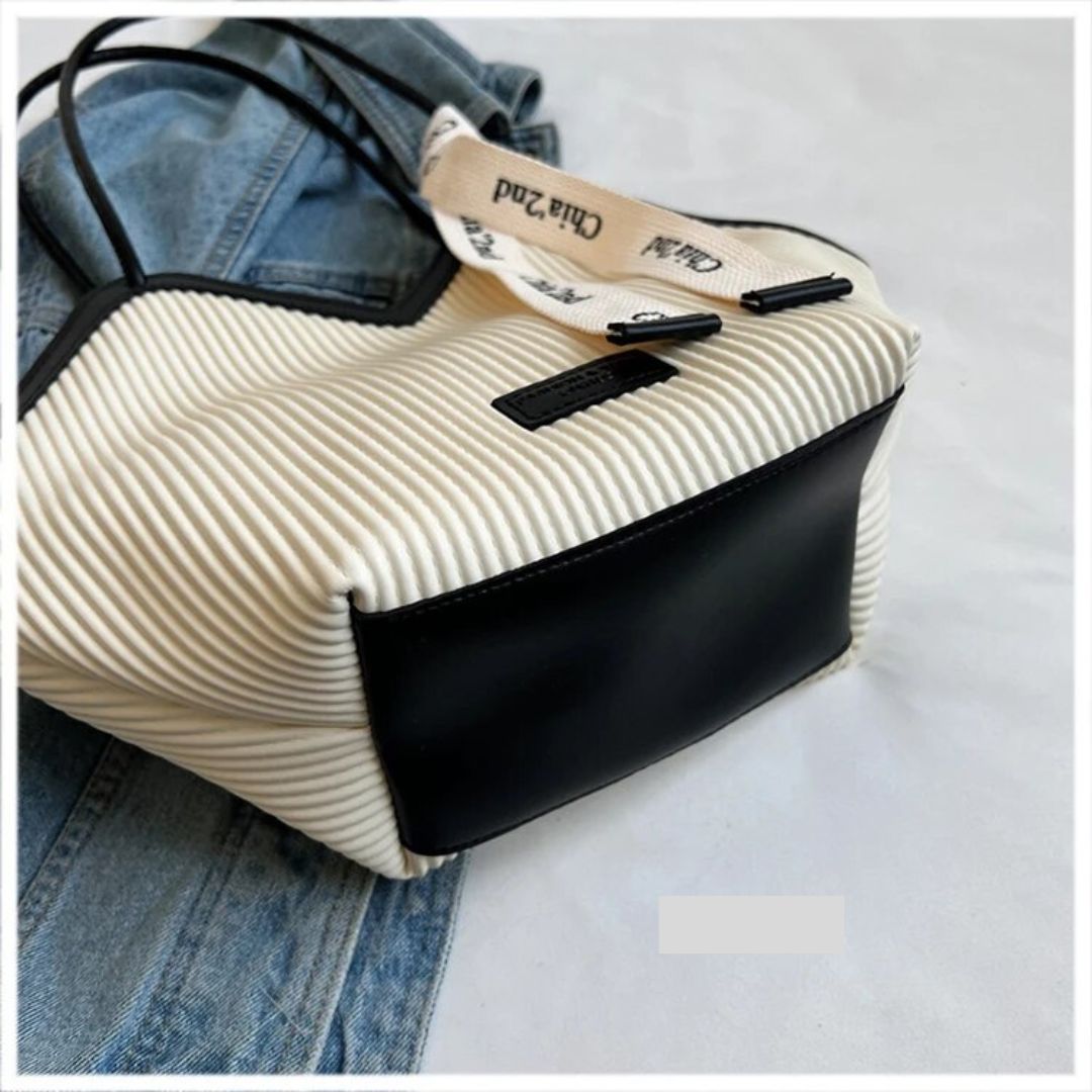 BOLSO DE HOMBRO TRIANGULAR VALENTINA 2024